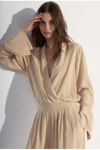 Blusa Glasgow em Seda Transpassada Manga Longa Areia