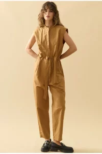 Macacão Fiji Cintura Ajustável Gola Padre Castanha Macacão Fiji Cintura Ajustável Gola Padre Castanha